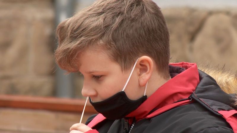 Rakouští školáci si chválí covidové testy z nosu. Česko vyčkává
